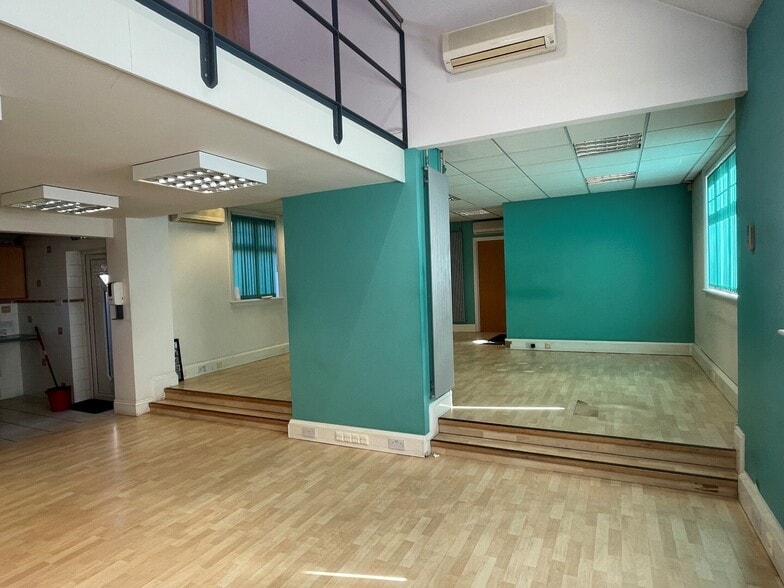 102 High St, Berkhamsted for sale - Building Photo - Image 3 of 5