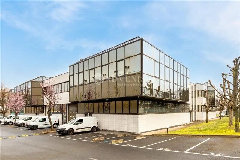 Light Industrial in Nanterre to rent Building Photo- Image 1 of 5