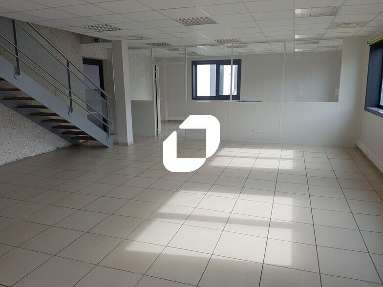 Light Industrial in Meyzieu to rent - Interior Photo - Image 2 of 8