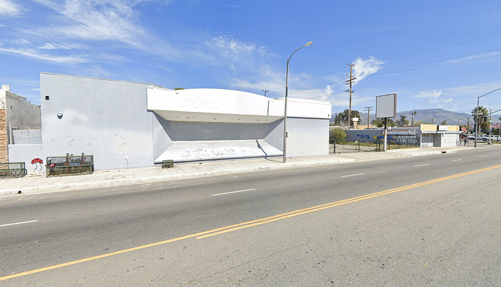 Heavy Traffic Commercial Corner portfolio of 2 properties for sale on LoopNet.co.uk - Building Photo - Image 2 of 4