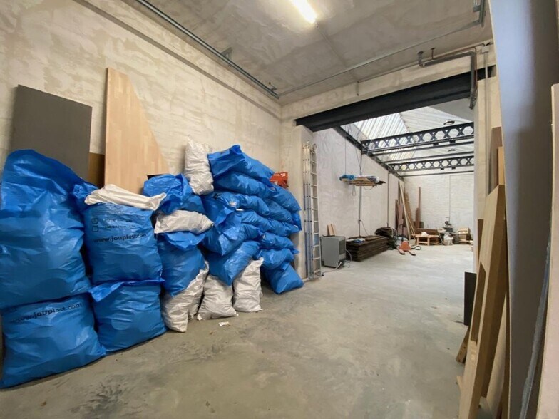 Light Industrial in Fleurieu-sur-Saône to rent - Building Photo - Image 3 of 4