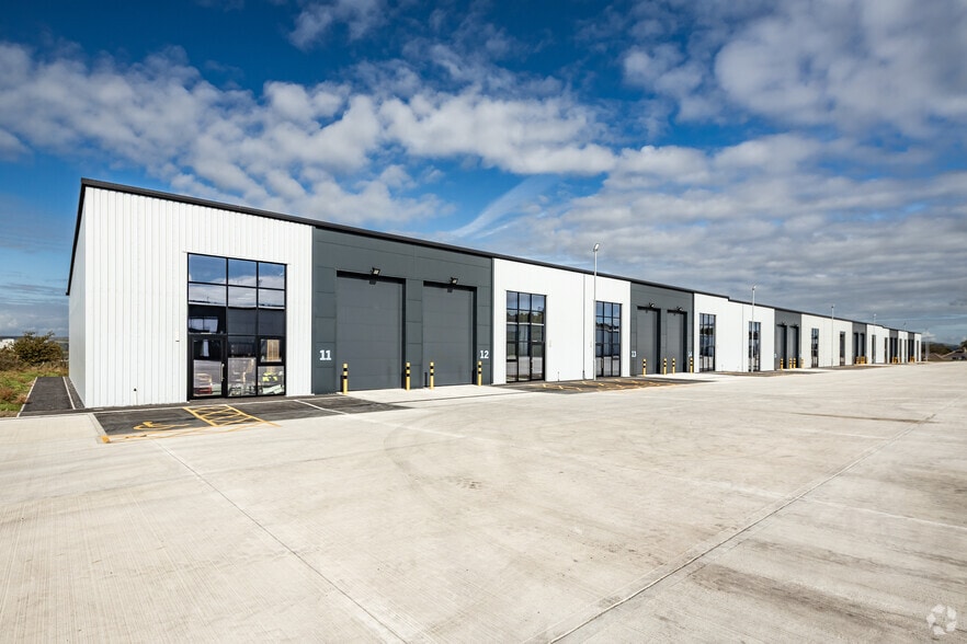 Rossendale Rd, Burnley to rent - Building Photo - Image 2 of 2