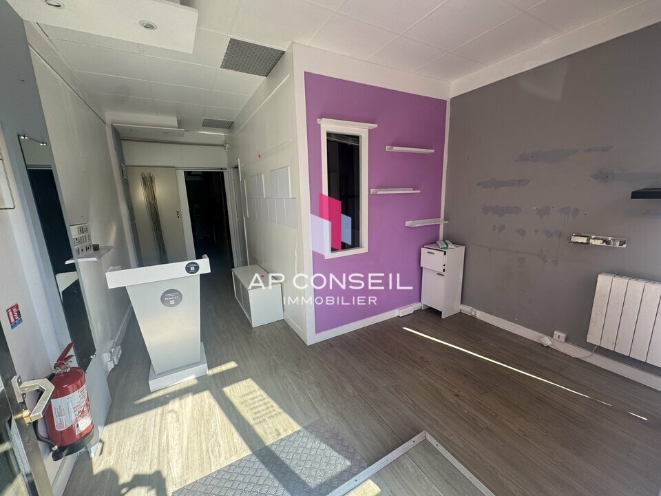 Retail in Le Chesnay-Rocquencourt to rent Interior Photo- Image 1 of 5