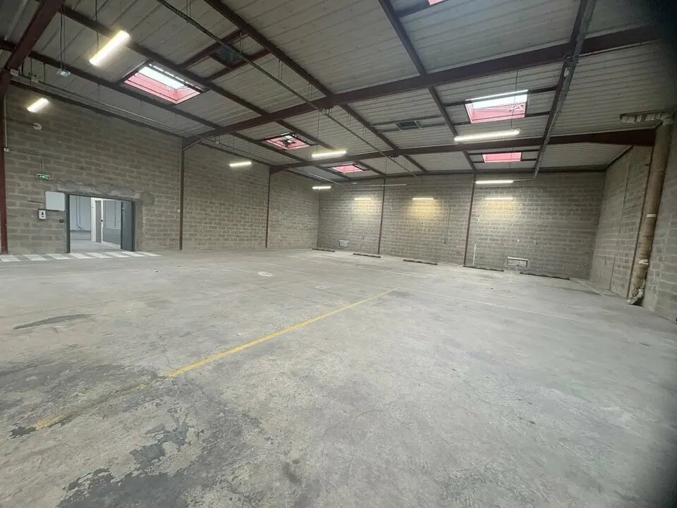 Light Industrial in Neuilly-sur-Marne to rent Interior Photo- Image 1 of 6