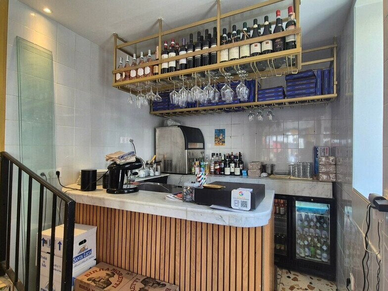 Retail in Paris to rent - Building Photo - Image 3 of 9