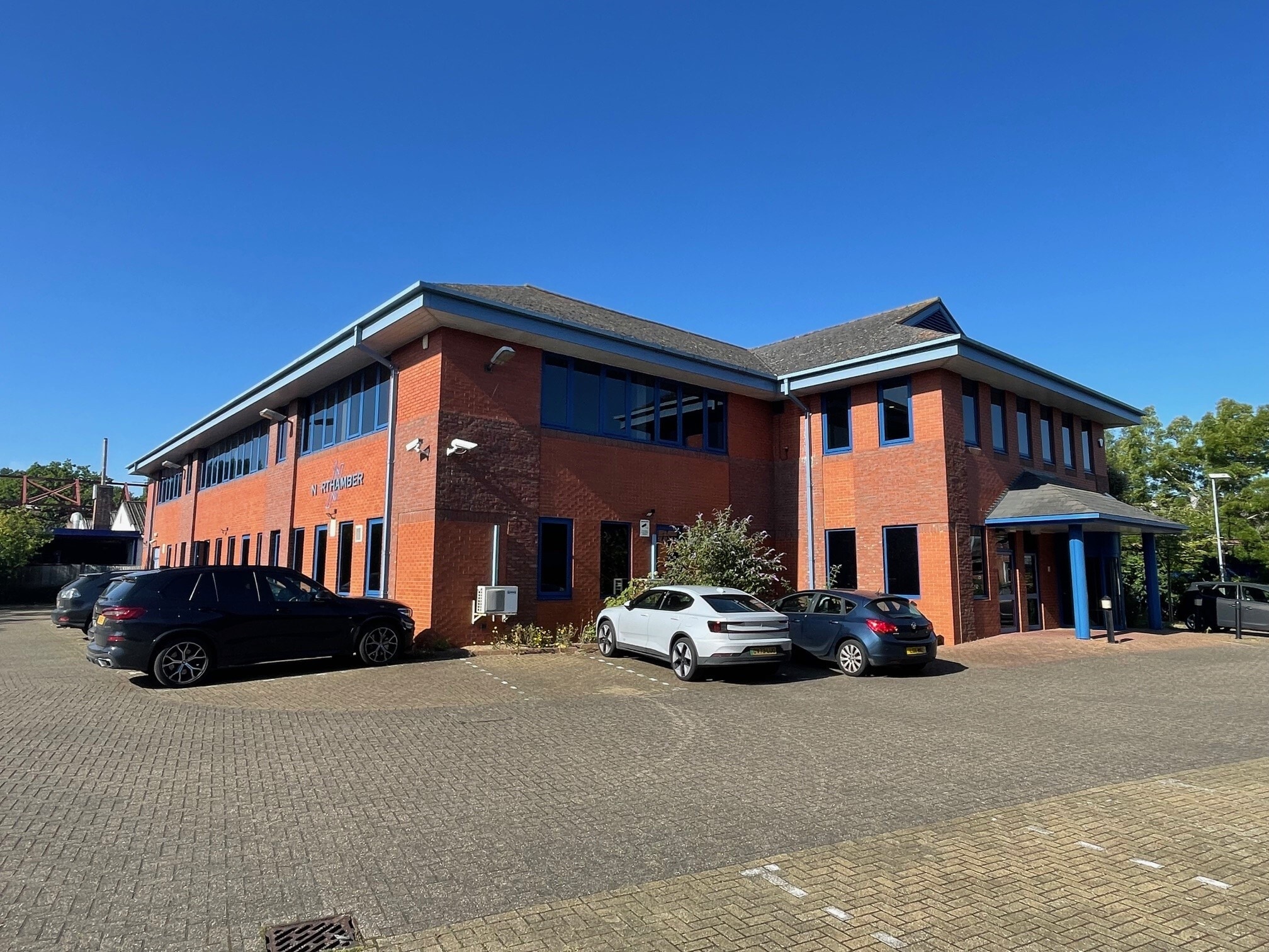 Davis Rd, Chessington for sale Primary Photo- Image 1 of 5