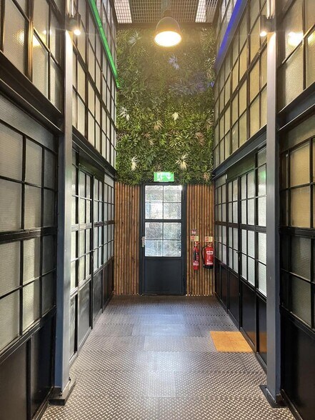 Western Ave, London to rent - Interior Photo - Image 2 of 20