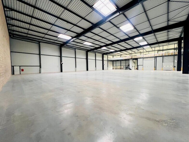 Light Industrial in Plaisir to rent - Building Photo - Image 3 of 26