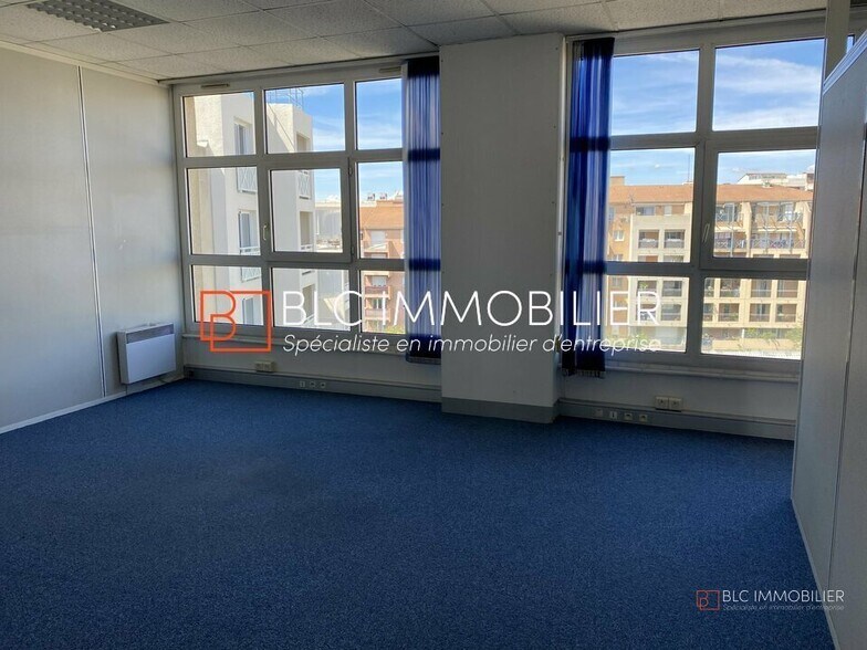 Office in Marseille to rent - Building Photo - Image 3 of 12
