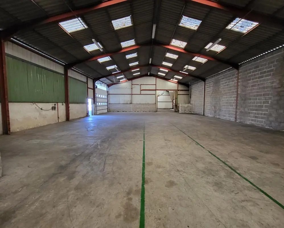 Location Entrepôt 1 200 m² - Photo 1