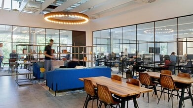 1 Willoughby Rd, Bracknell to rent Interior Photo- Image 2 of 3