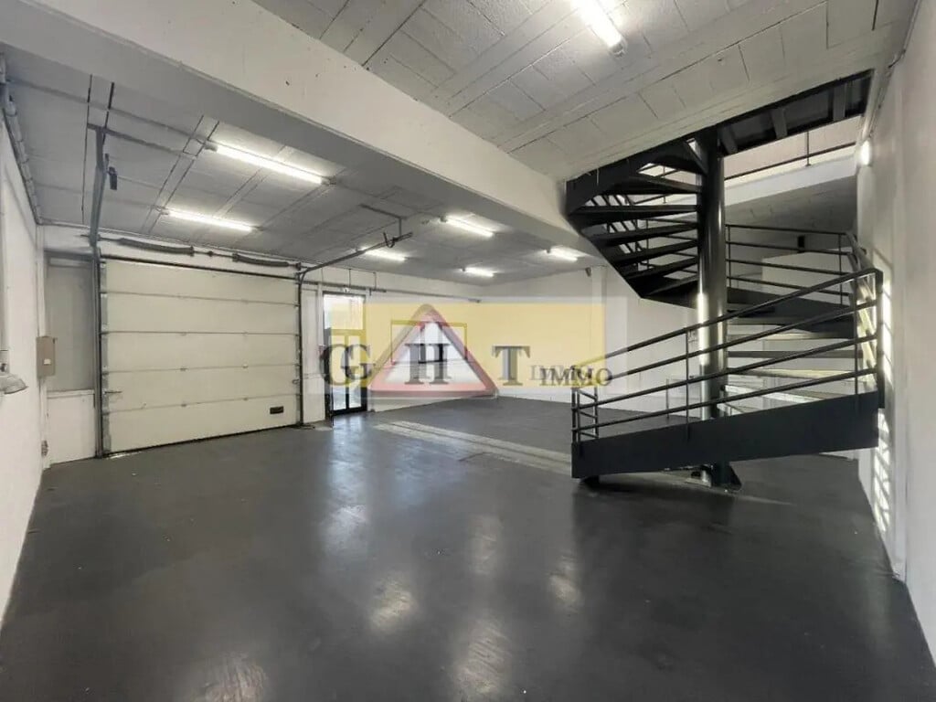 Location Bureaux 277 m² - Photo 1