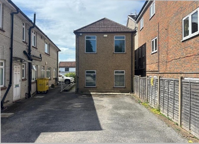 81-83 High St, Caterham to rent - Building Photo - Image 2 of 2