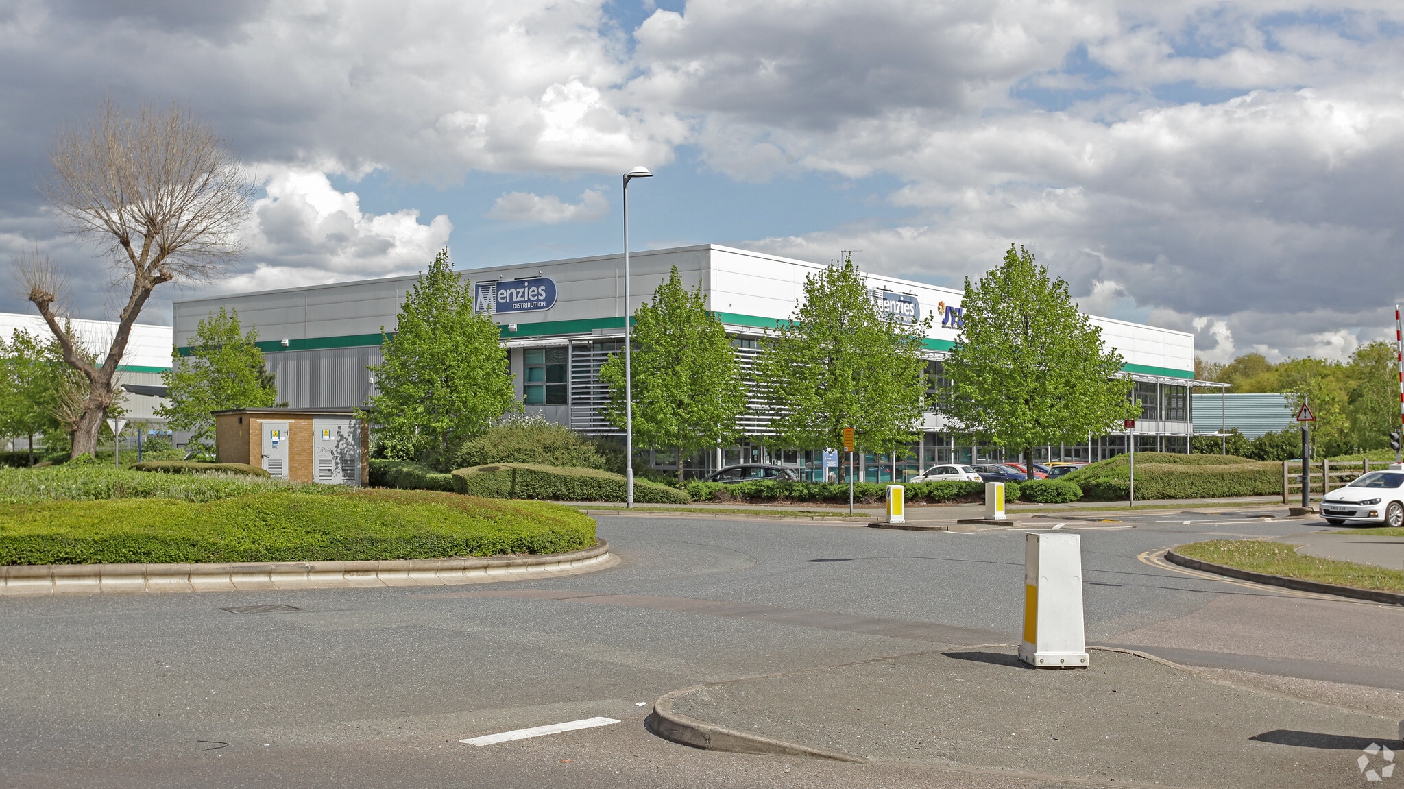 Twelvetrees Cres, London to rent Building Photo- Image 1 of 7