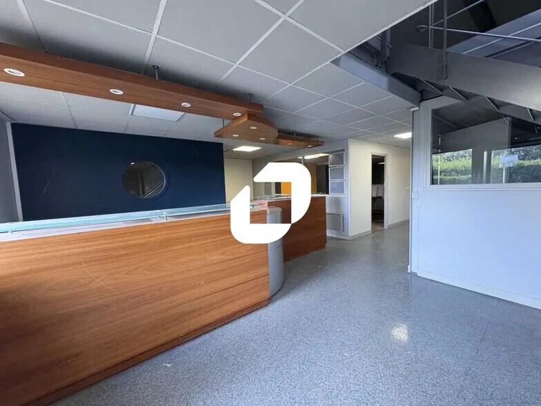 4 Rue Pablo Picasso, Magny-les-Hameaux to rent - Interior Photo - Image 3 of 22