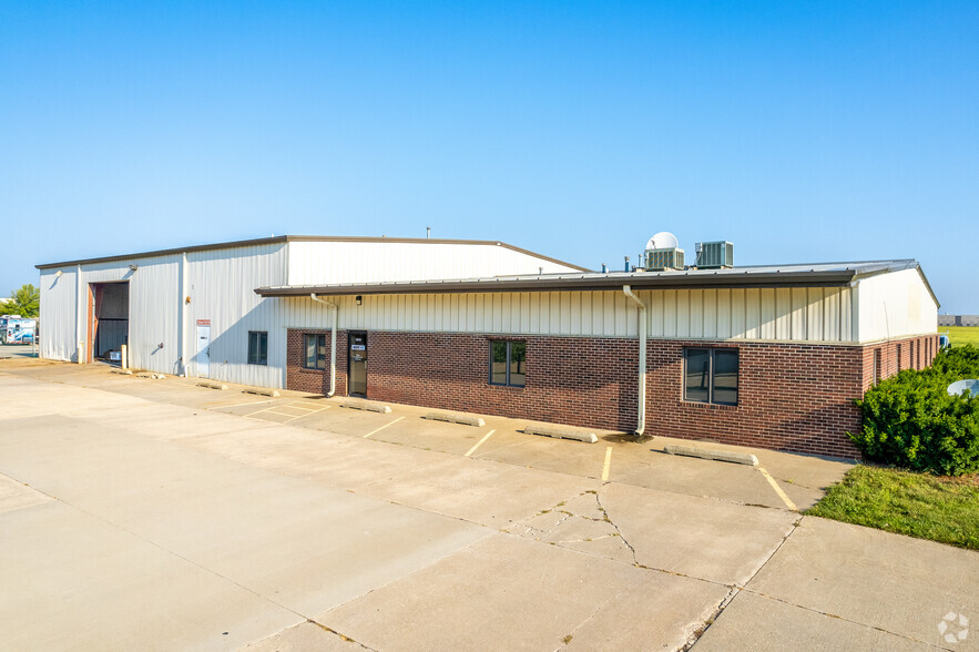 2800 SE Gateway Dr, Grimes, IA for rent - Primary Photo - Image 1 of 3