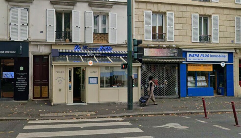 Retail in Clichy to rent - Building Photo - Image 2 of 4