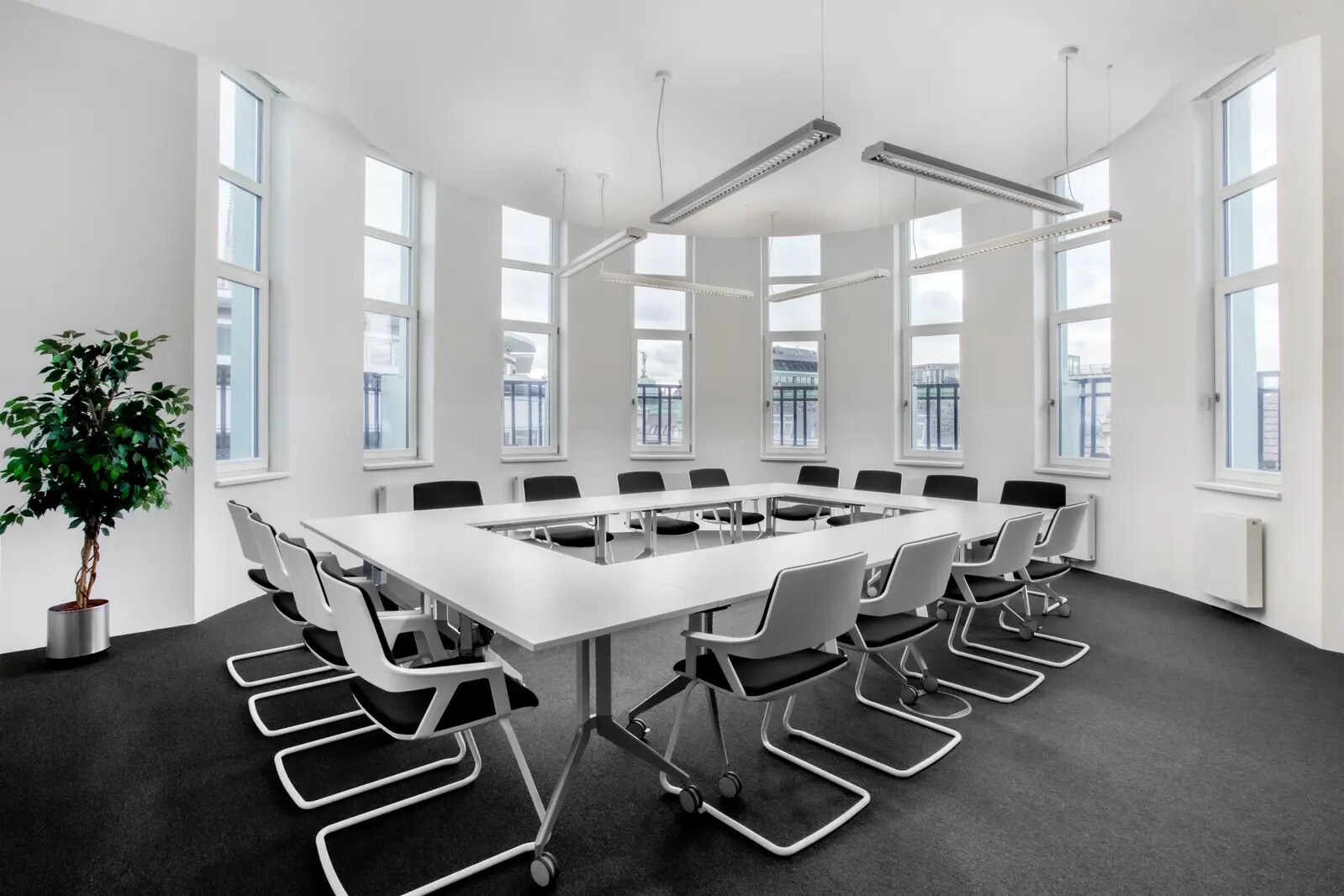 Office in Colombier-Saugnieu to rent Interior Photo- Image 1 of 11