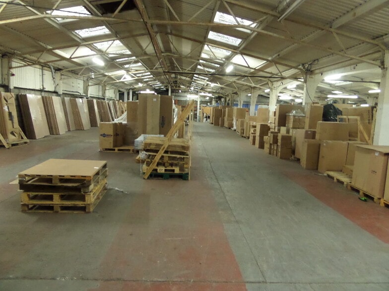 Main Ave, Bridgend to rent - Building Photo - Image 3 of 5