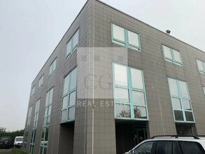 25 Rue Du 35eme Regiment D'Aviation, Bron to rent Building Photo- Image 1 of 6