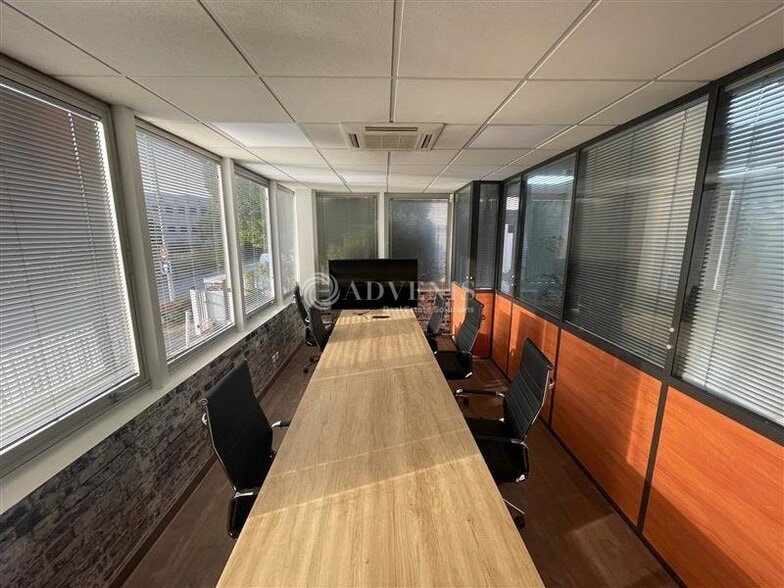 Office in Neuilly-sur-Marne to rent - Interior Photo - Image 2 of 4
