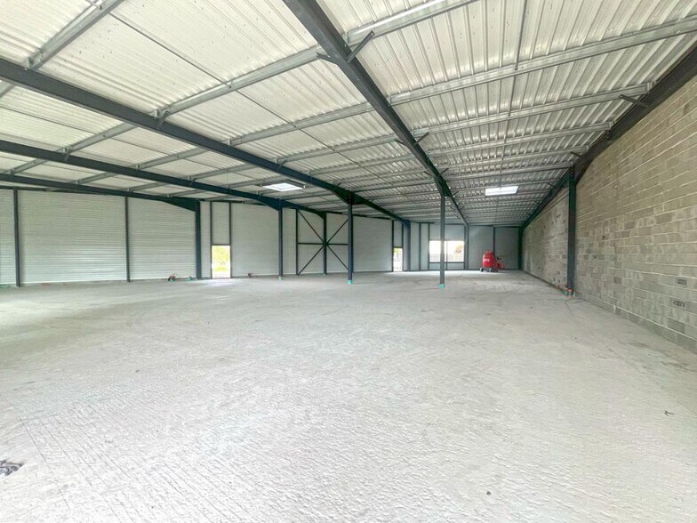 Retail in Merville to rent - Interior Photo - Image 2 of 2