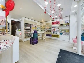 Retail in Paris to rent Interior Photo- Image 1 of 1