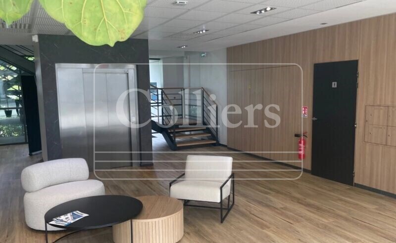 575-655 Allée Des Parcs, Saint-Priest to rent - Lobby - Image 3 of 13
