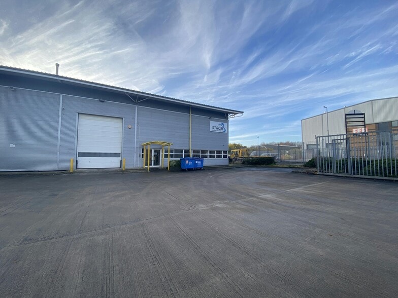 Brunel Ave, Salford to rent - Building Photo - Image 2 of 5