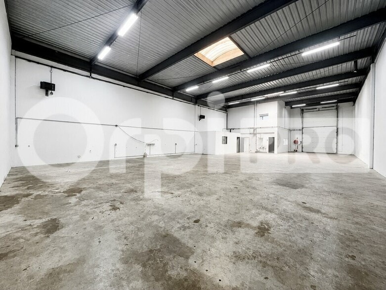 Light Industrial in Coignieres to rent - Interior Photo - Image 3 of 3