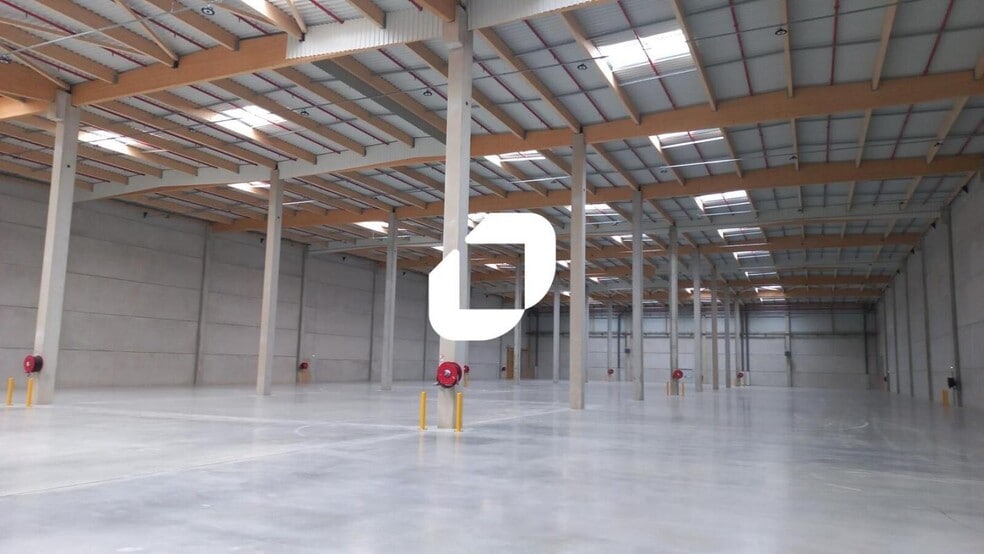 Light Industrial in Nanteuil-le-Haudouin to rent - Interior Photo - Image 2 of 20