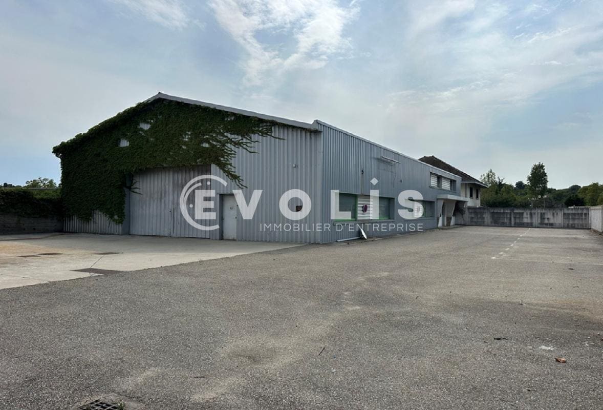 Light Industrial in Saint-Laurent-de-Mure for sale Building Photo- Image 1 of 11