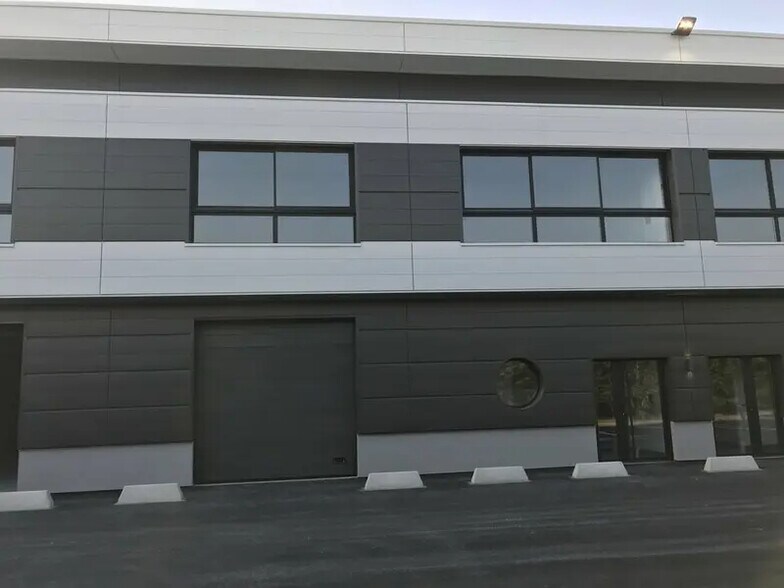 Light Industrial in Les Pavillons-sous-Bois to rent - Building Photo - Image 2 of 2