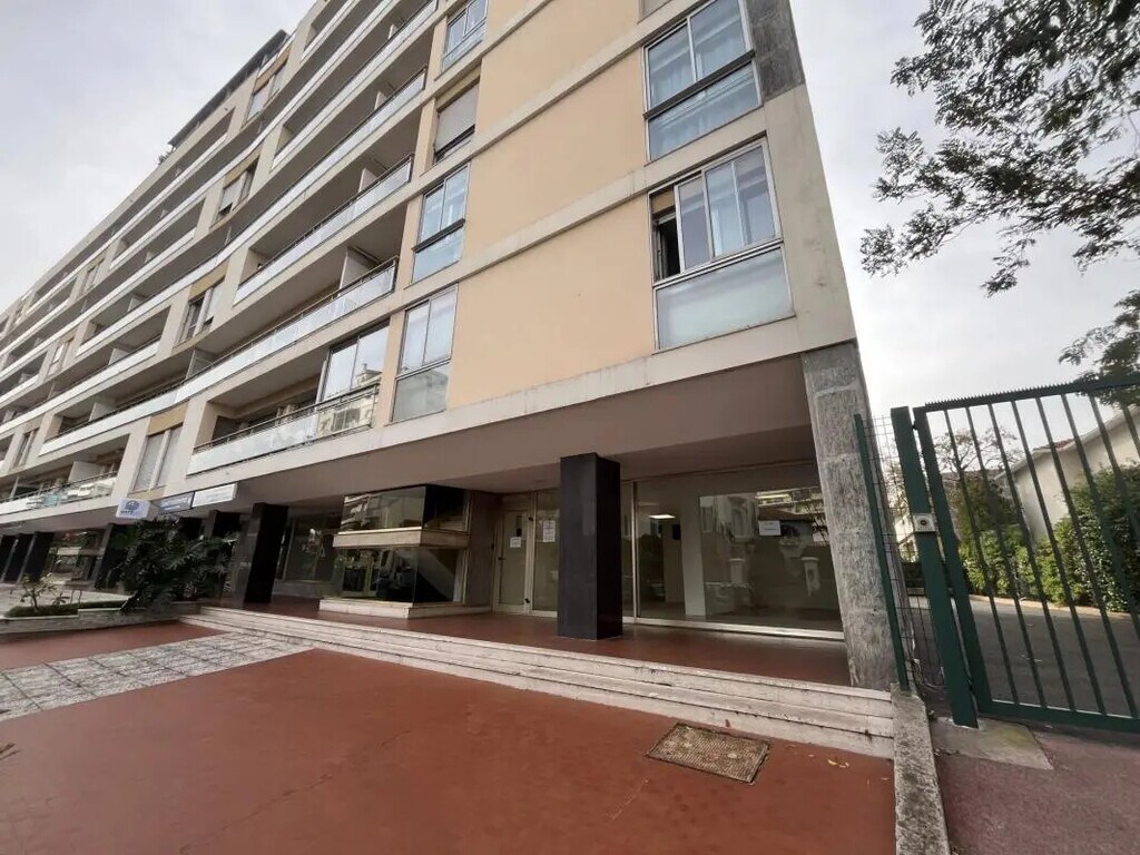Location Commerce 155 m² - Photo 1