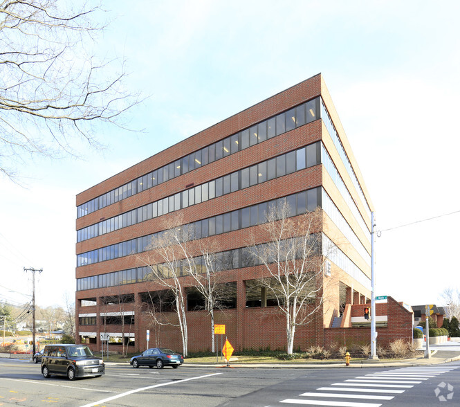 1281 E Main St, Stamford, CT for rent - Building Photo - Image 1 of 7