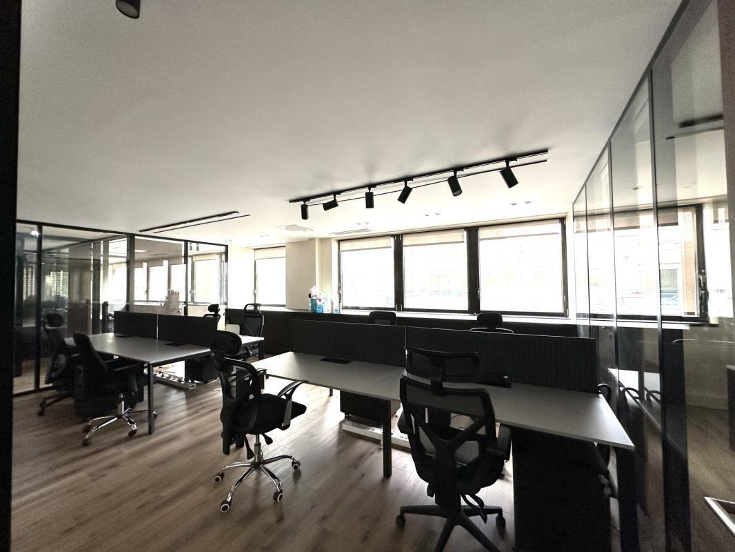 Office in Asnières-sur-Seine to rent Interior Photo- Image 1 of 13
