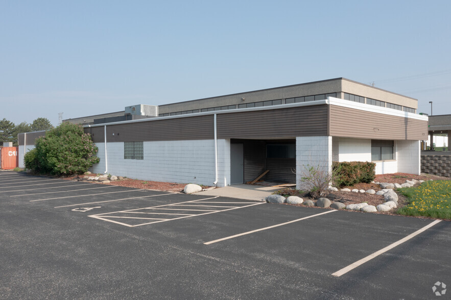 325 N Janacek Rd, Brookfield, WI for rent - Building Photo - Image 1 of 9