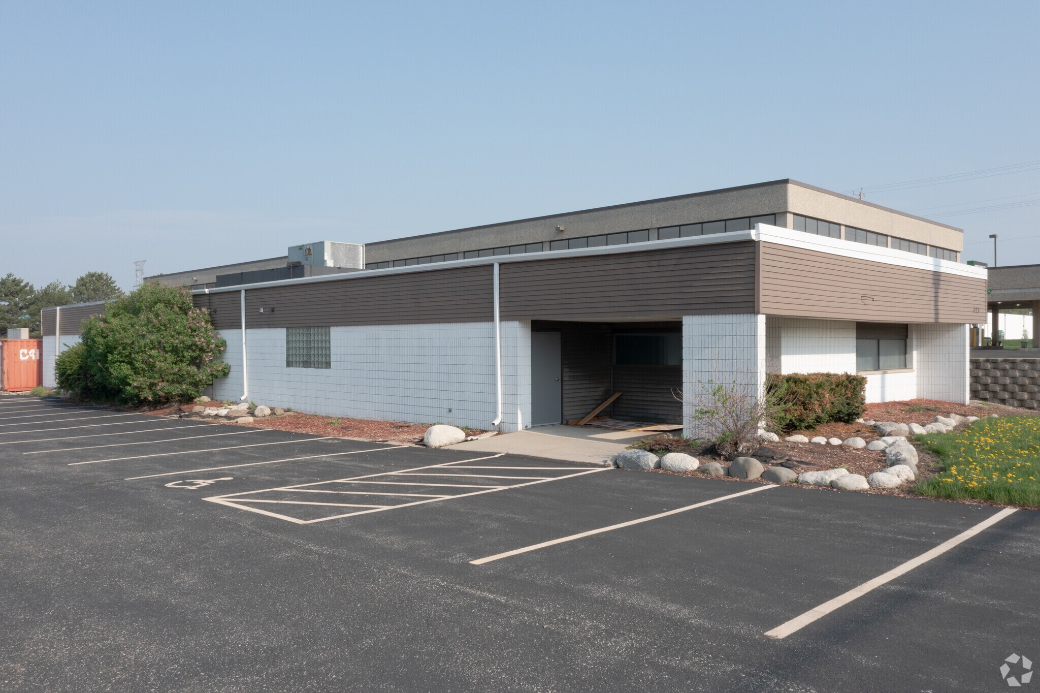 325 N Janacek Rd, Brookfield, WI to rent Building Photo- Image 1 of 10