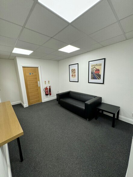 63-65 Woodside Rd, Amersham to rent - Interior Photo - Image 3 of 4
