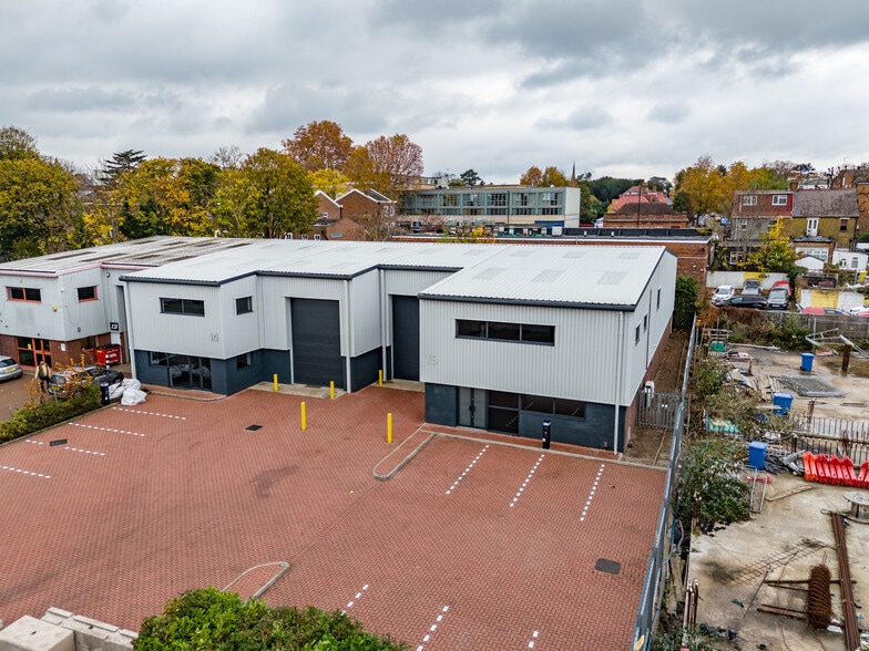 St Johns Rd, Isleworth to rent - Building Photo - Image 1 of 13