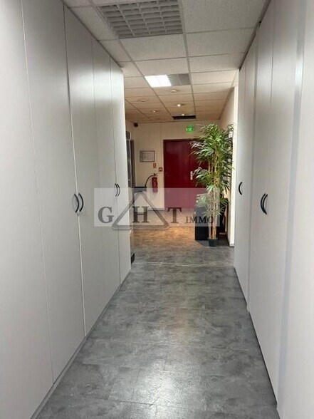 Office in Vitry-sur-Seine to rent - Interior Photo - Image 2 of 10