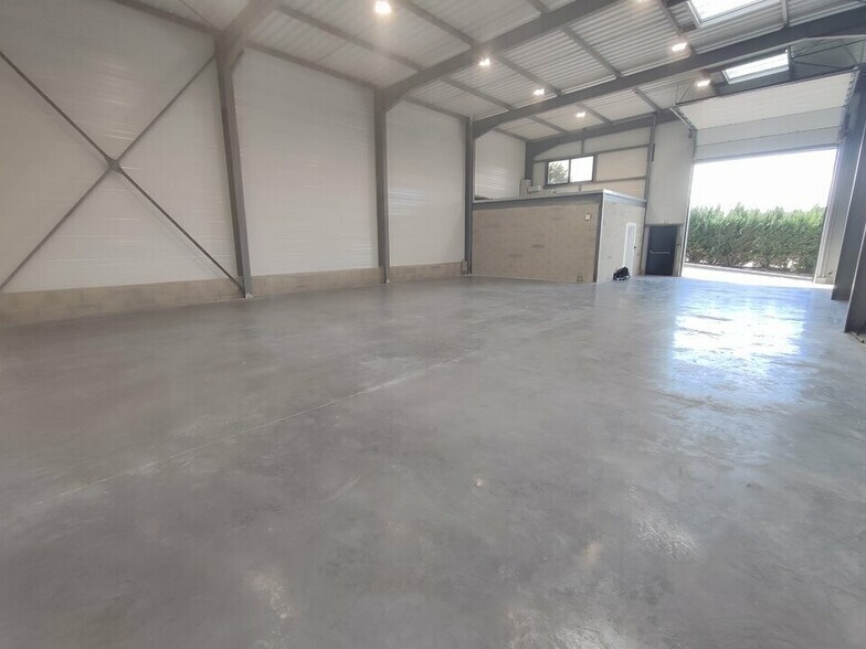 Light Industrial in Colombier-Saugnieu to rent - Building Photo - Image 3 of 6