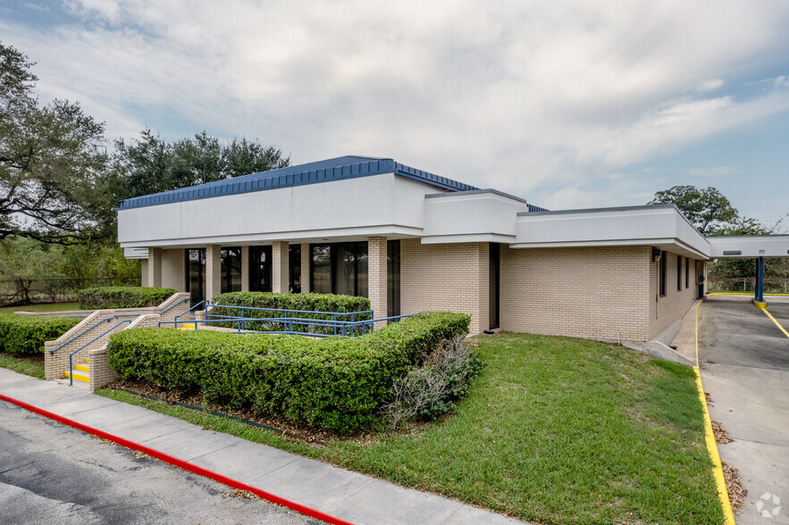 4101 Clinton Dr, Houston, TX for sale - Building Photo - Image 1 of 1