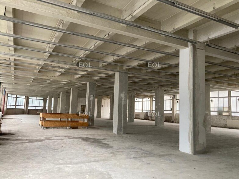 Industrial in Montrouge to rent - Interior Photo - Image 1 of 4