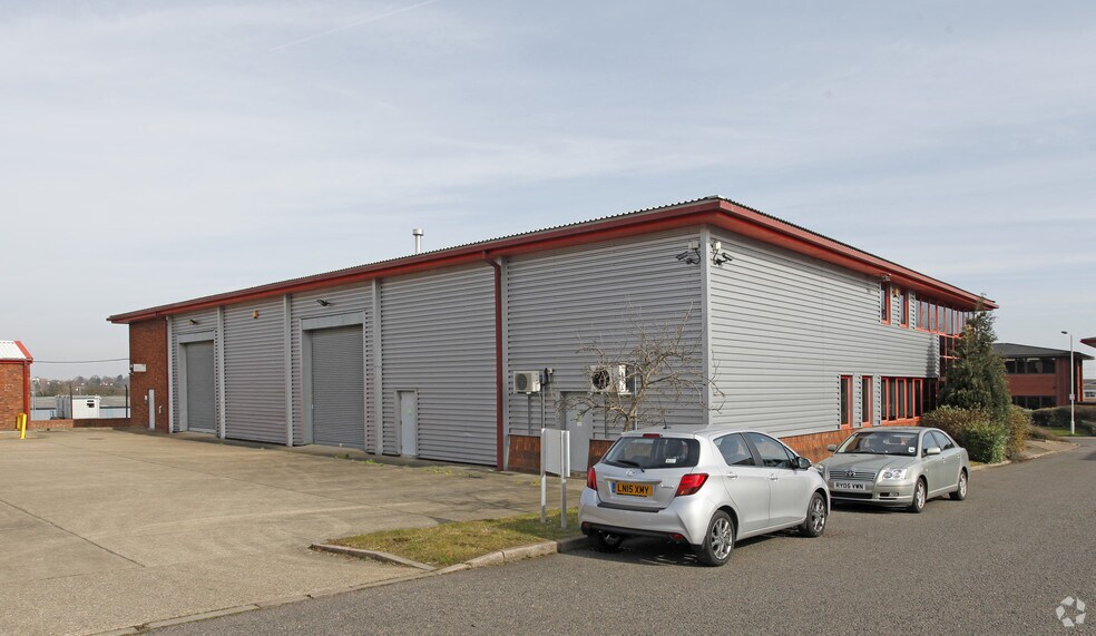 18 Amor Way, Letchworth Garden City to rent - Building Photo - Image 2 of 7