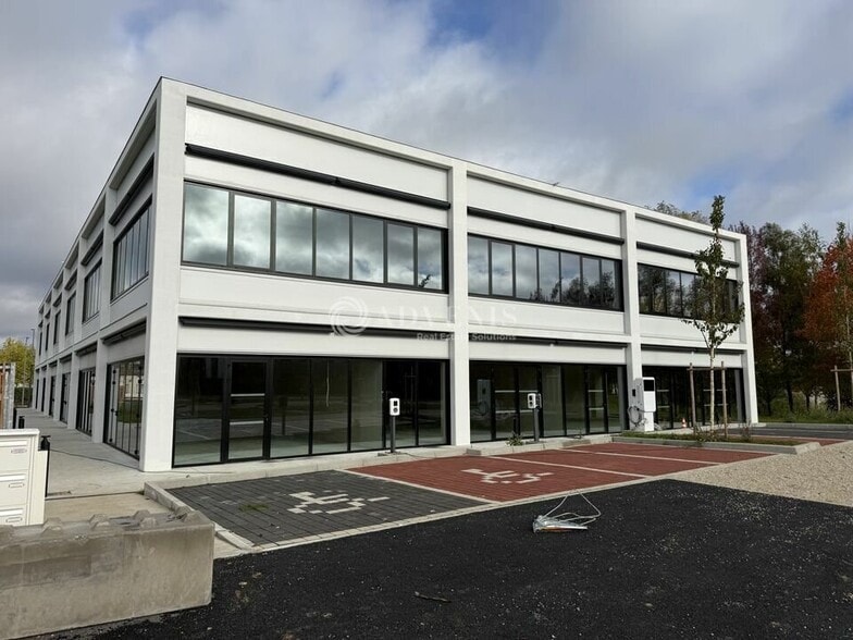 Retail in Collégien to rent - Building Photo - Image 1 of 12