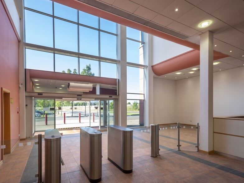 14 Woodhall, Holytown to rent - Interior Photo - Image 2 of 8