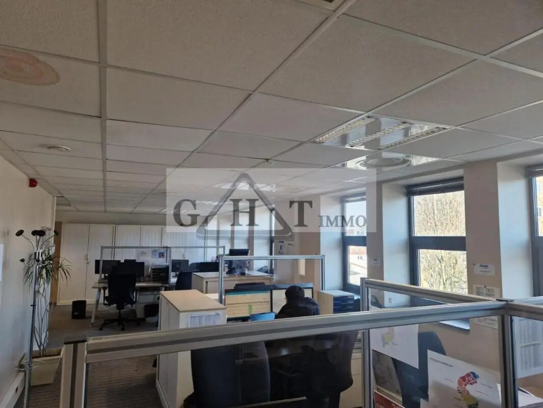 Office in Ivry-sur-Seine to rent Interior Photo- Image 1 of 11