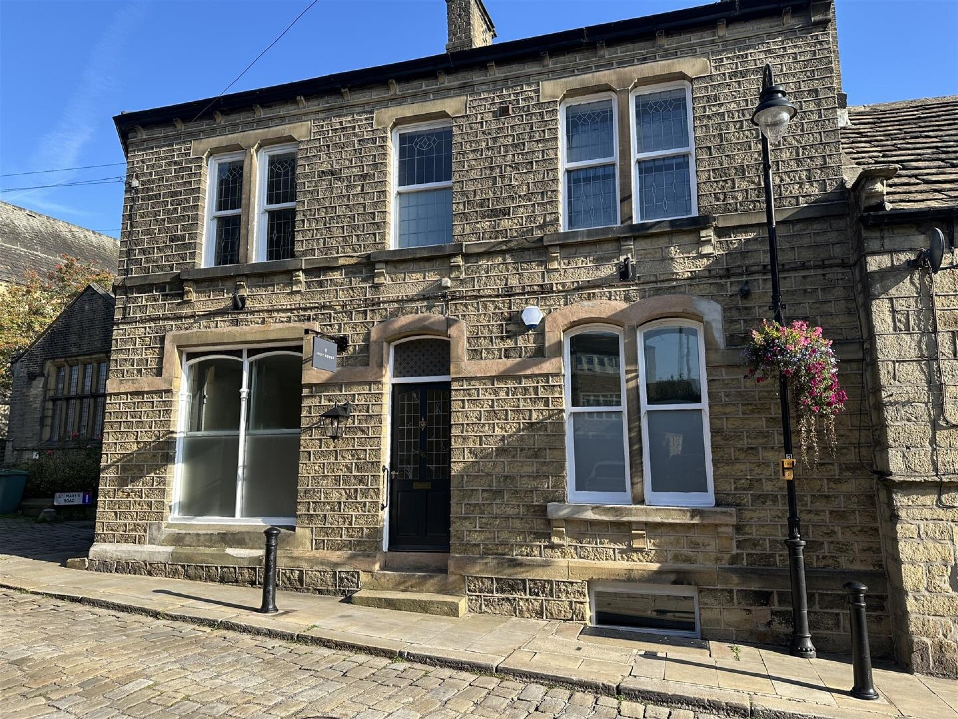 16 Church St, Holmfirth to rent Primary Photo- Image 1 of 14