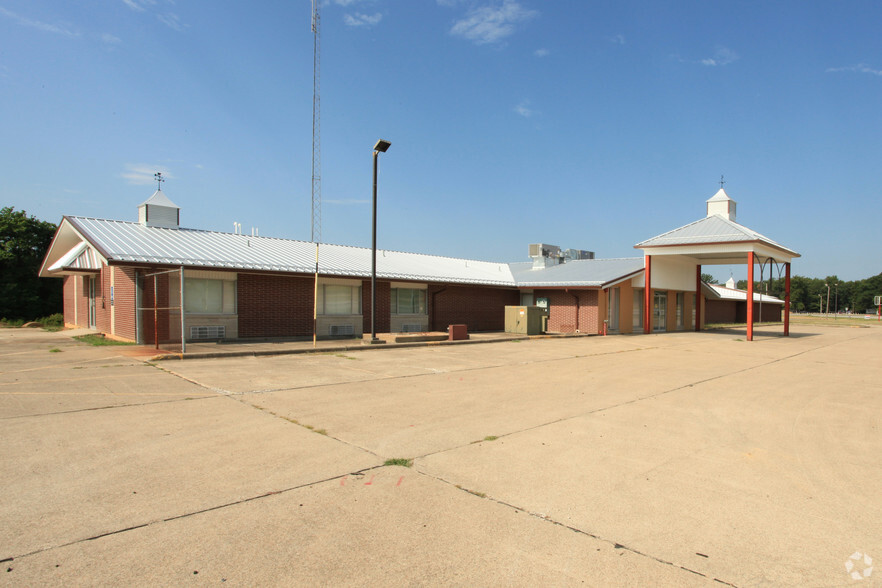 1000 W Morton St, Oakland City, IN for sale - Primary Photo - Image 1 of 1